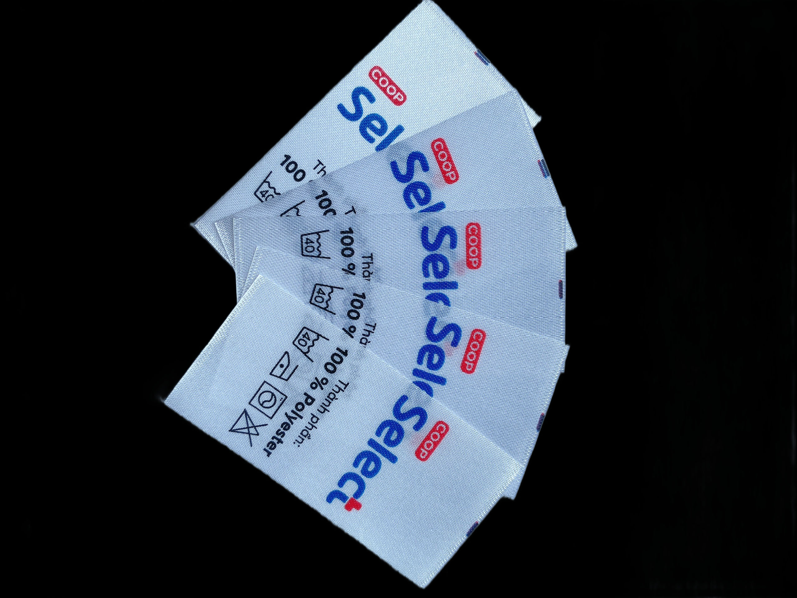 Sự Khác Nhau Giữa Nhãn Dệt Và Nhãn In – Nên Dùng Loại Nào